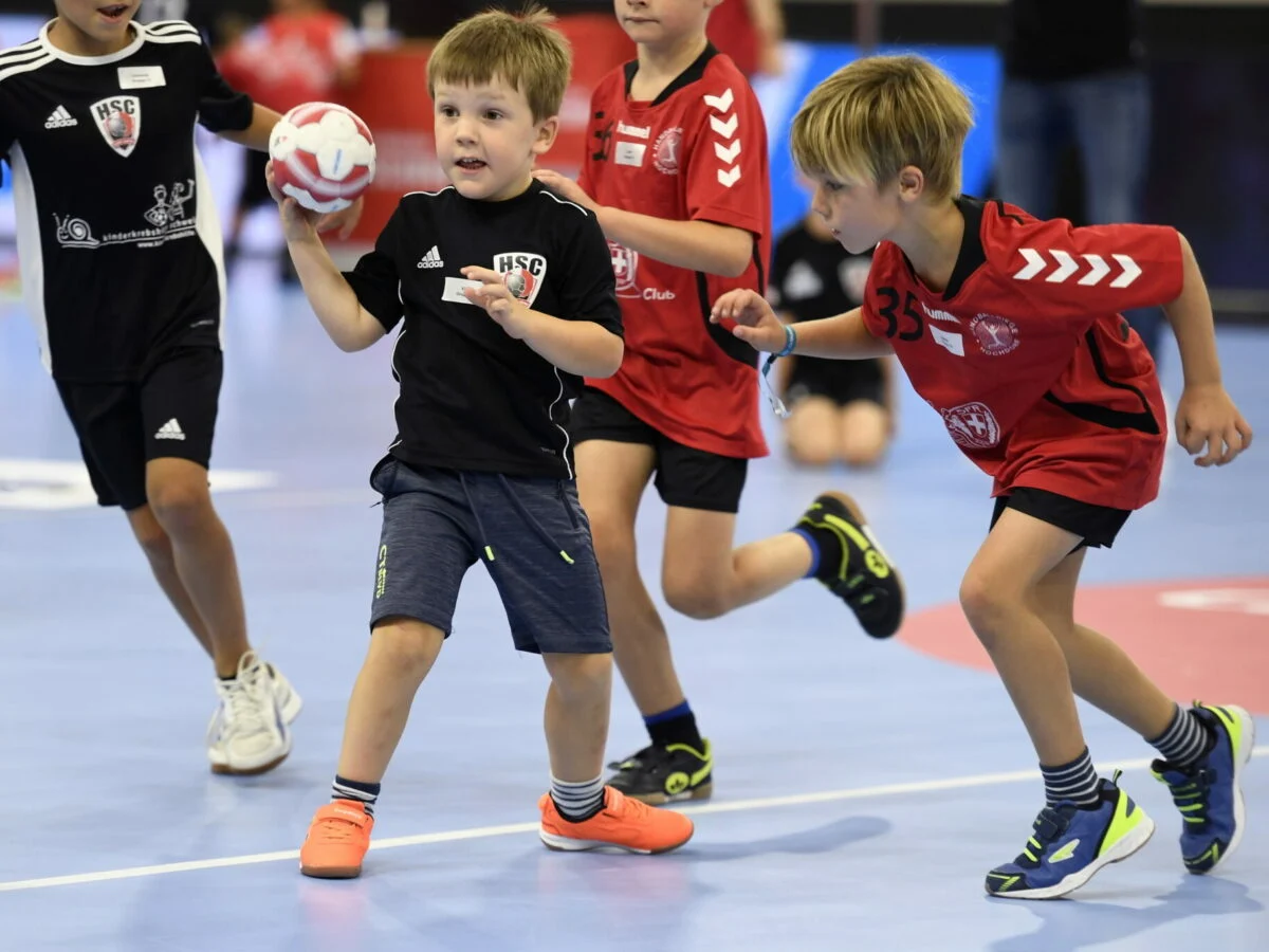 Minis beim Handball spielen